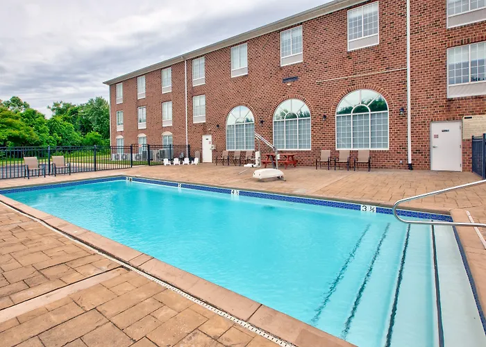 Holiday Inn Express Hotel & Suites Warrenton By Ihg